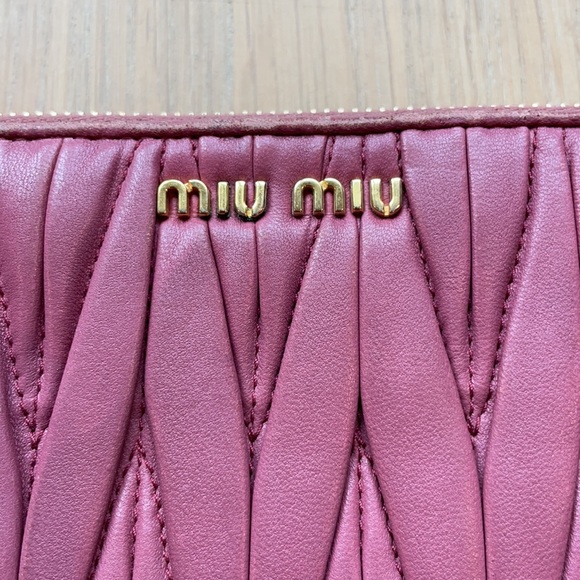 Authentic Miu Miu pink matelasse wallet - Picture 2 of 10